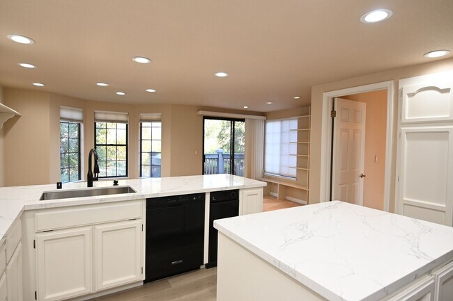 Building Photo - Tranquil / Updated Townhome in Gated in Vi...