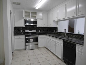 Building Photo - 13840 Hollowgreen Dr