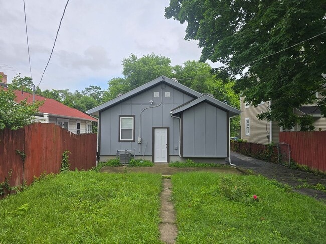 Building Photo - Beautifully Updated 2 bedroom 1 bathroom 776 sq ft home