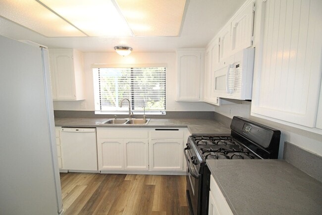Building Photo - Oxnard | 4 bedroom + 2.5 bathroom Single F...