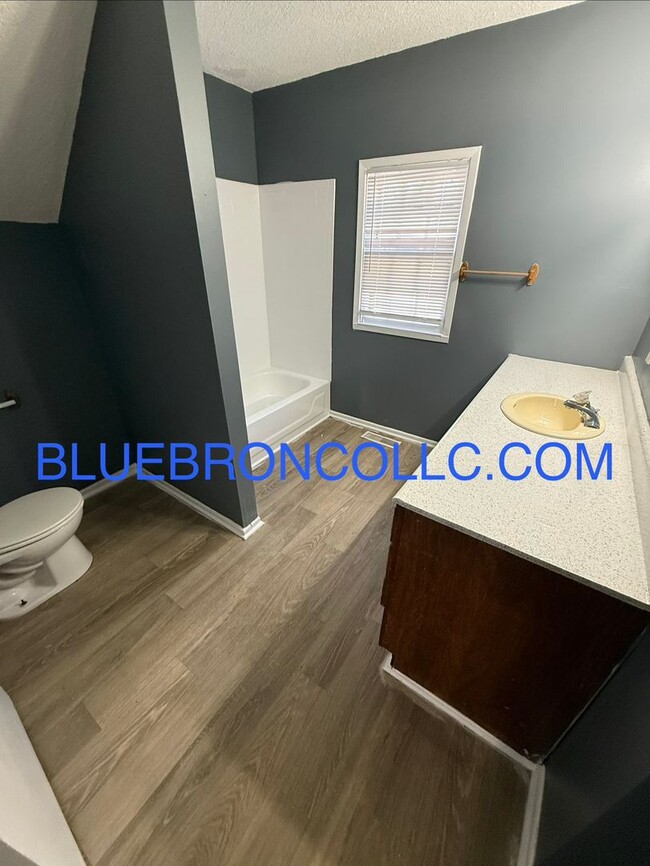 Foto del edificio - NEWLY REMODELED, great LOCATION, ROOMY layout