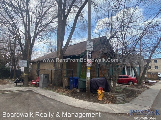 Building Photo - 2 br, 1 bath House - 422 E Van Ness Place