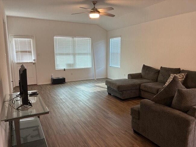 Foto del edificio - COMING SOON! Beautiful 4BR 3BA w/ Fenced Backyard • Private Yard• Attached Garage in Siena