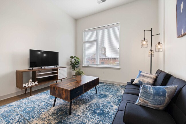 Building Photo - 633 E Main St