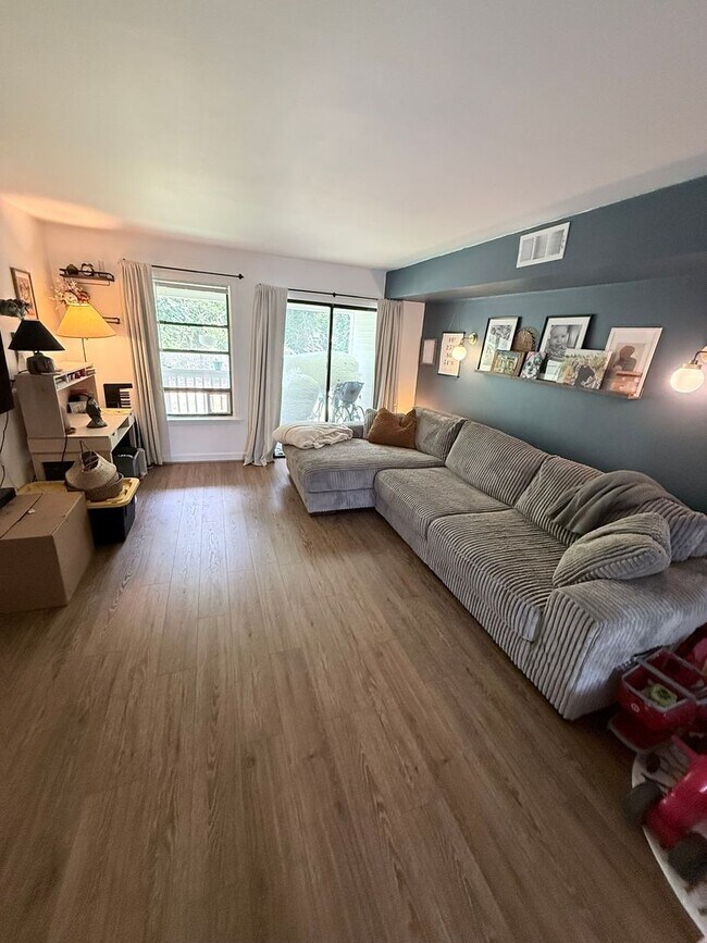 Building Photo - 2 bedrooms, 2.5 bathrooms Condo Located on Carr St