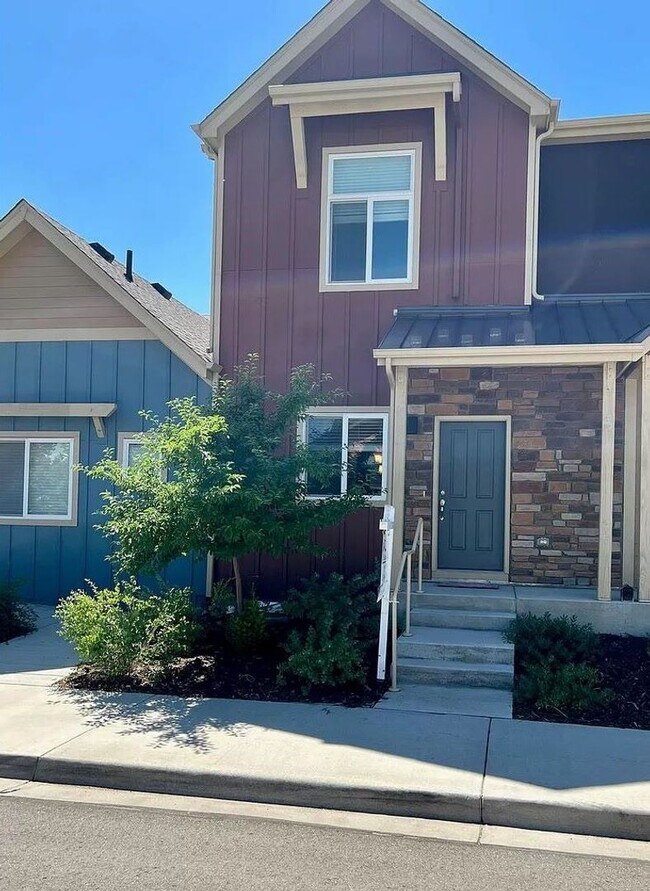 Building Photo - Phenomenal 3-Bed, 3.5-Bath Townhome in Lon...