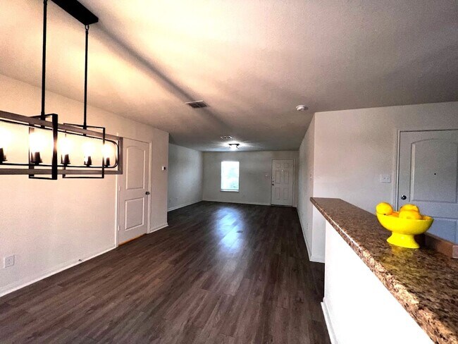 Building Photo - Beautiful 3 BR / 2.5 Bath Home for Rent in...