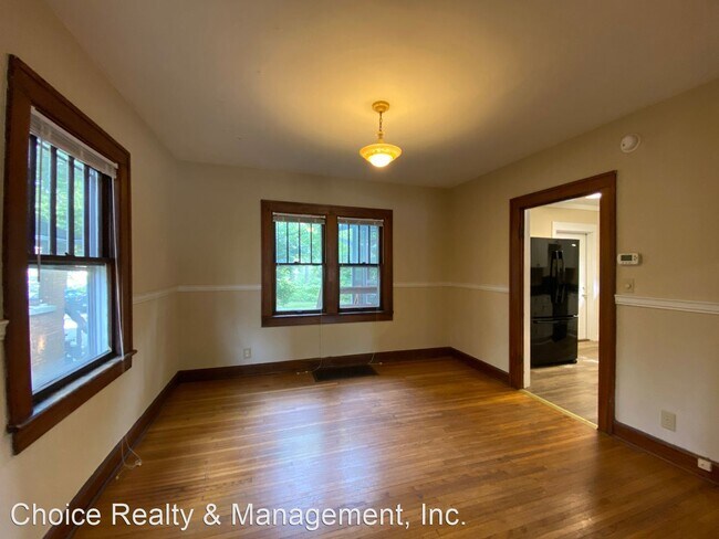 Building Photo - 3 br, 1 bath House - 421 E. 1st St.