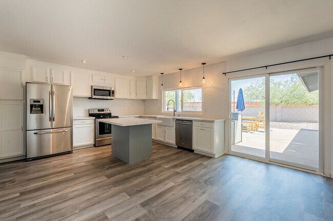 Building Photo - Ready to Move In - Two Bedrooms/2 Baths/2 ...
