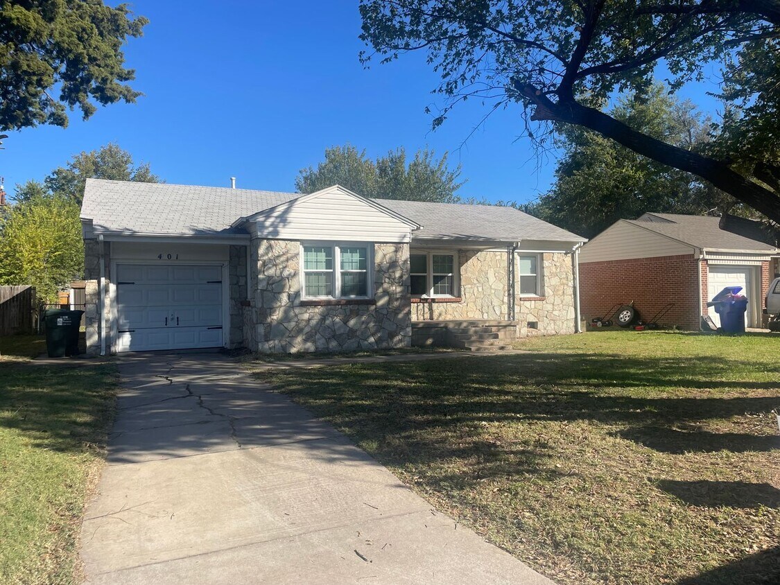 Foto principal - 3 bed, 1 bath , beautiful wood floors, fen...