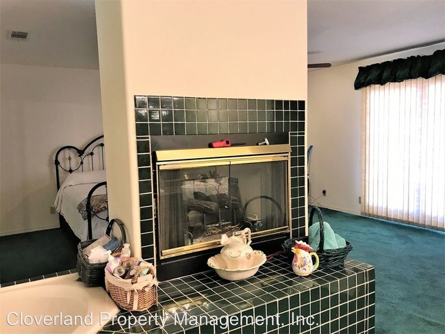 Building Photo - 4 br, 3 bath House - 552 Bret Harte Drive