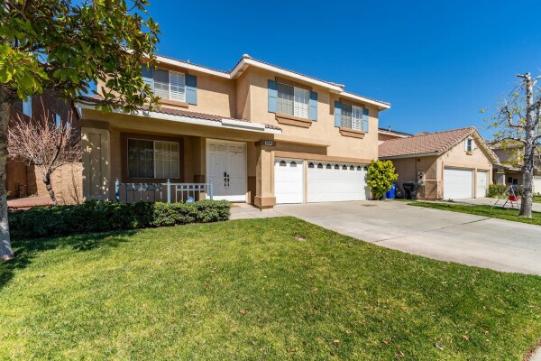 Foto principal - 13544 Whipple St