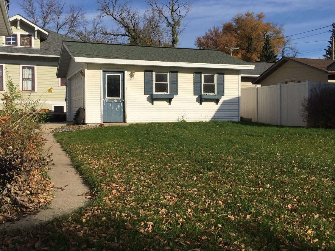 Foto del edificio - COMING SOON- Charming 2 Bedroom Home. Available March 20th