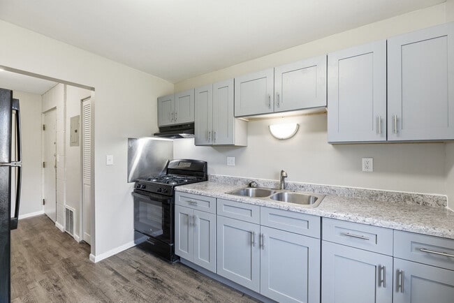 Building Photo - Pin Oak Manor Apartments