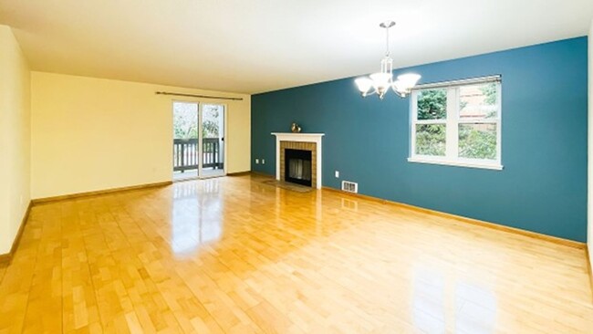 Building Photo - Light & bright Corner Condo in prime Kirkl...