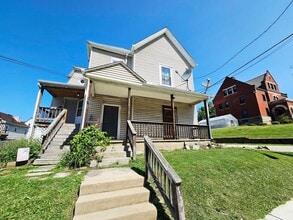 Building Photo - 555 W Hallam Ave