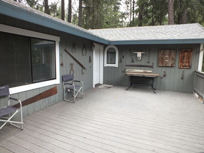Building Photo - Pollock Pines Sierra Springs 3/2 $2250