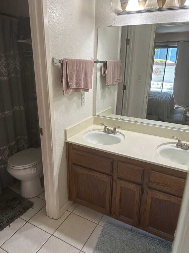 Foto principal - 7417 Auburn Oaks Ct