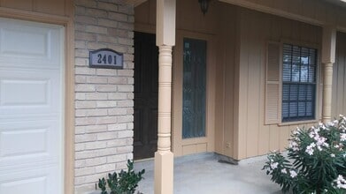 Building Photo - 2401 Mariposa Ln