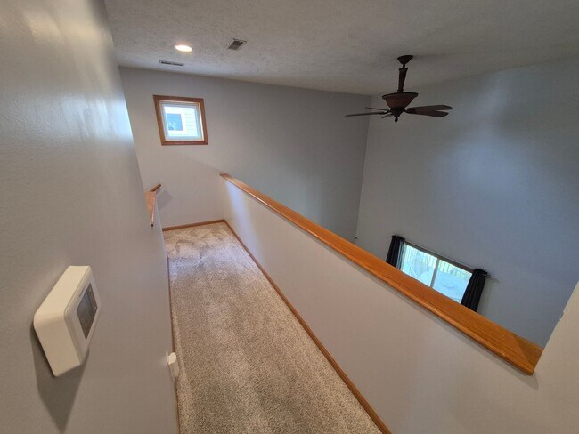 Foto del edificio - Townhome overlooking Park w/ Laundry & Att...