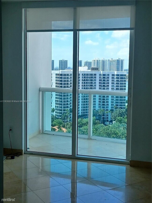 Building Photo - 2 br, 2.5 bath Condo - 19400 Turnberry Way...