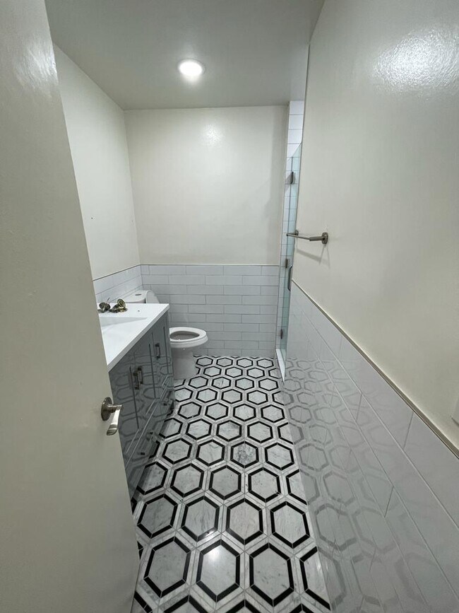 Foto del edificio - 553 N Flores St