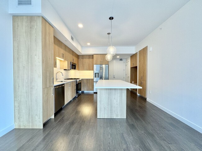 Building Photo - Luxury 1 Bedroom in Pullman Building Downt...