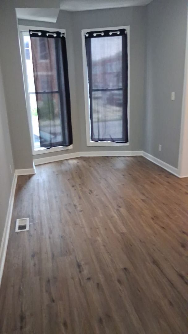 Building Photo - Three Bedroom One Bathroom Ready For ASAP Move In
