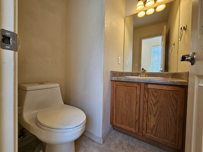 Foto del edificio - 3 Bed 4 bath Townhome in University Village!