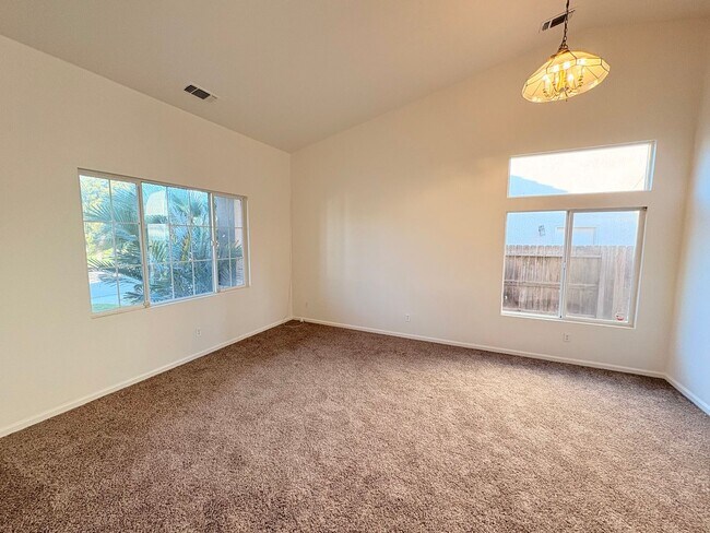 Foto del edificio - Spacious Two-Story Family Home with Large Yards & Open Kitchen