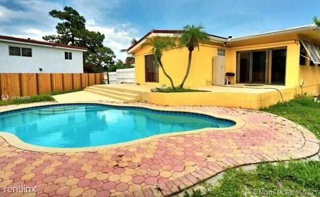 Foto del edificio - 1425 NE 4th Ct