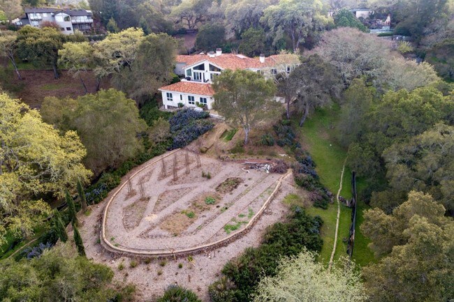 Building Photo - 5 bedroom in Los Altos Hills CA 94022
