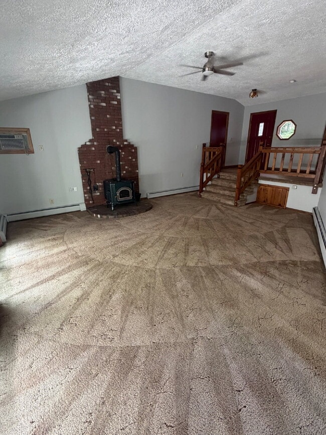 Building Photo - 2-Bedroom, 2-Bath Single-Family Home with Oversized Garage – Hudson, NH