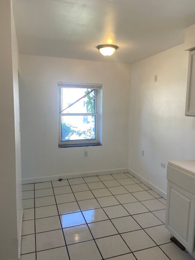 Building Photo - 2 bedroom - 2 bath - bungalow - $995