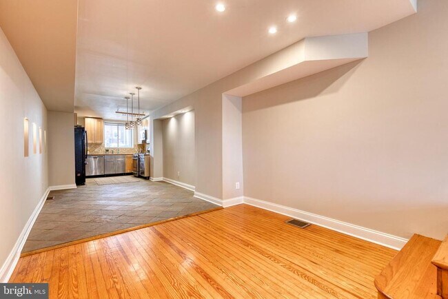 Building Photo - 815 S Linwood Ave