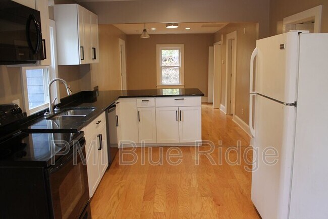 Building Photo - 205 Rumbough Pl