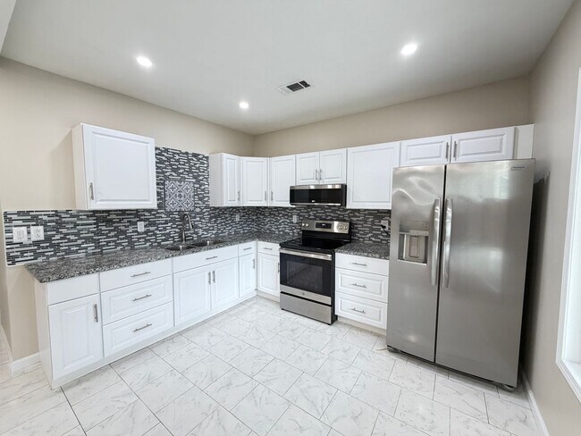 Building Photo - Marvelous 3 Bedroom and 2 Full Bath House!