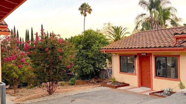 Building Photo - 1527 Calavo Rd