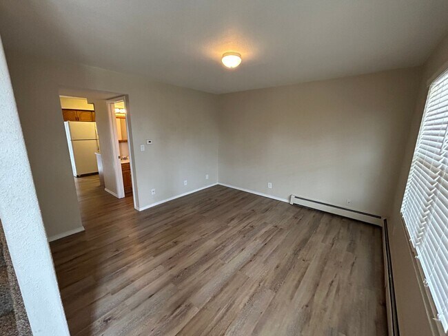 Building Photo - Nice 2 bedroom, 1.5 bath townhome in Centr...