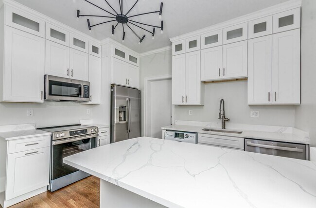 Building Photo - Just Renovated! Washington Square - Close to T / Star Market