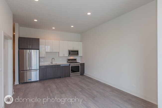 Building Photo - River North boutique property with superio...