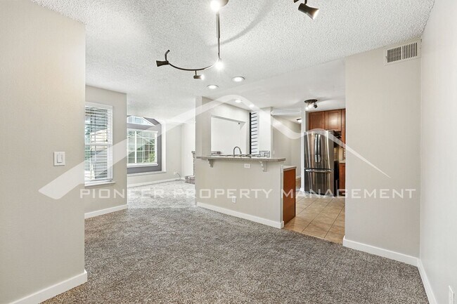 Foto del edificio - Spacious Condo with Central AC and Reserved Parking/Dedicated Garage