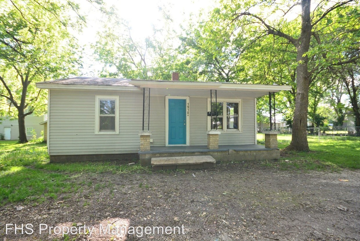 Primary Photo - 1910 N Lyon Ave