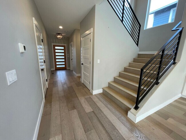 Foto del edificio - Application Pending - Spacious 3 Bedroom H...