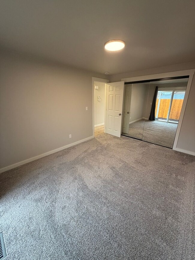 Building Photo - Newly Remodeled Large 2 Bedroom!