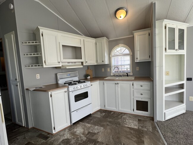 Building Photo - 5178 Rhine Dr
