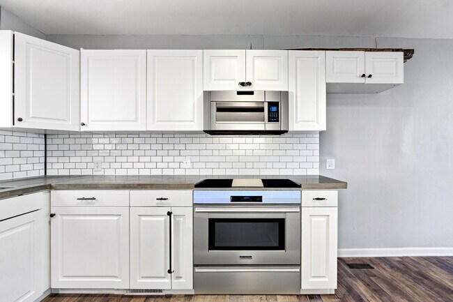 Building Photo - 2046 Woodland Ave