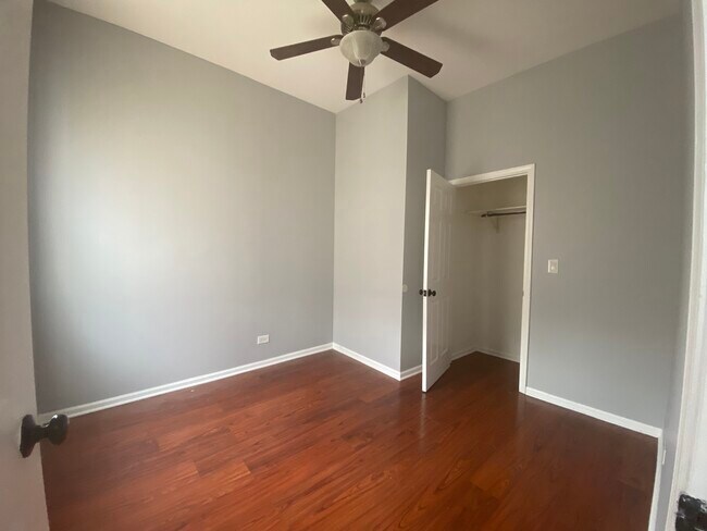 Foto del edificio - 3004 E 81st St