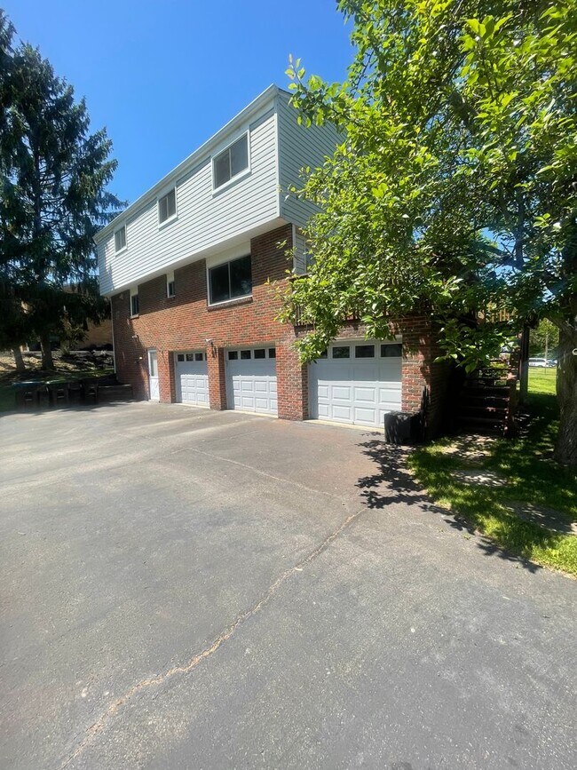 Foto del edificio - N. Hills 5 Bed, 2.5 Bath House Available J...