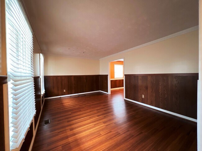 Building Photo - Two Master Bedrooms, Two Living Rooms, Nea...